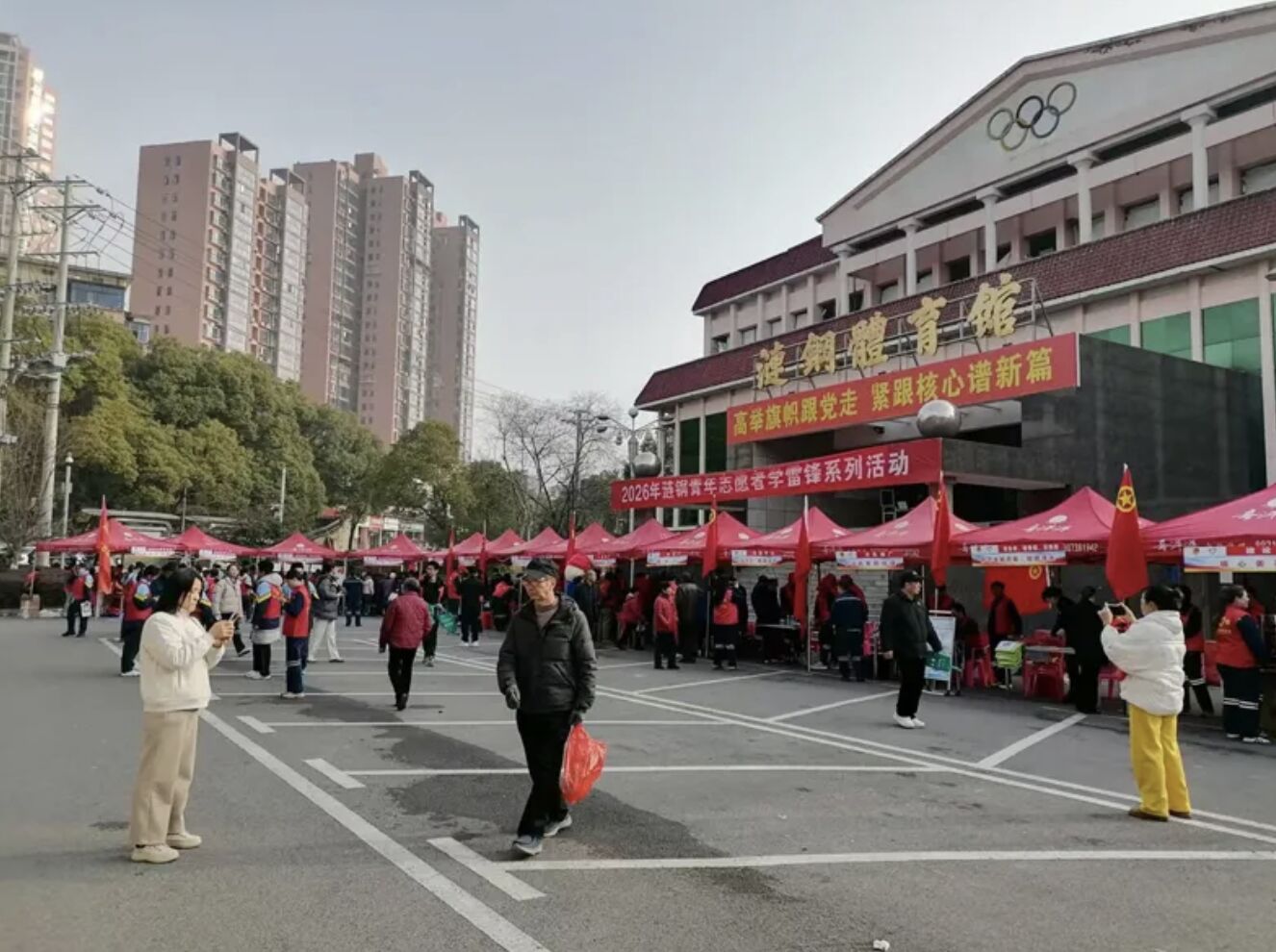 涟钢晚年保健协会开展“学雷锋 见行动”义诊运动